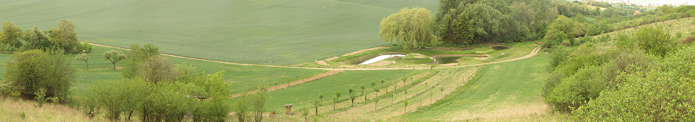 Panoramatický pohled na oblast tůní a její blízké okolí.